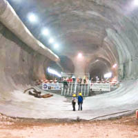 影片聲稱，機場地下有一系列隧道。
