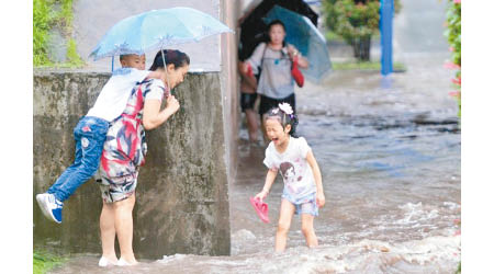 內地多個地區近日多次因暴雨而出現嚴重水浸。（資料圖片）