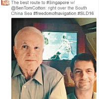麥凱恩（左）在twitter表示自己與柯頓乘飛機飛過南海。（互聯網圖片）