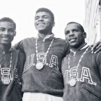 阿里（中）於一九六○年贏得奧運拳擊金牌。（黑白圖片）
