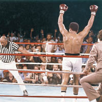 阿里（右）在一九七四年的拳賽中擊敗科曼（左）。