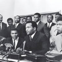 阿里（前排左二）拒絕參加越戰，獲多名非裔運動員支持。（黑白圖片）