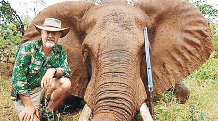 博爾薩克承認自己吃過象肉，還曾在獵得的象旁拍照。（互聯網圖片）