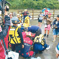 搜救人員為獲救者進行急救。（中時電子報圖片）