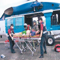 台灣的國防部派出S-70C直升機運送傷者。（互聯網圖片）