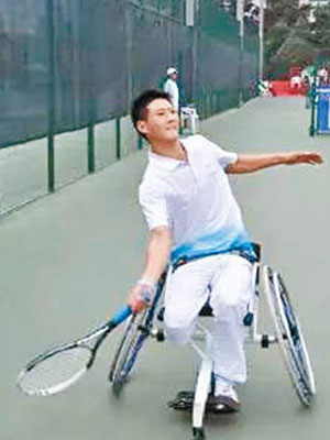 汶川大地震幸存者董順江雖然右腳截肢，但堅持苦練輪椅網球。（互聯網圖片）