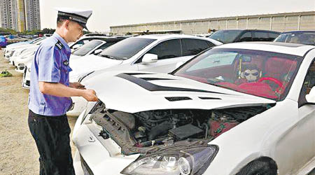 警方發現貼上ASTON MARTIN 徽號的跑車，其實是南韓車。