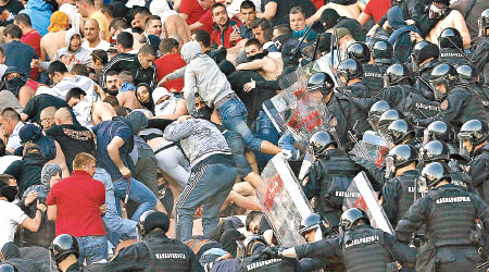 足球流氓不時在球場內外滋事，塞爾維亞早前就要出動防暴警察制止。