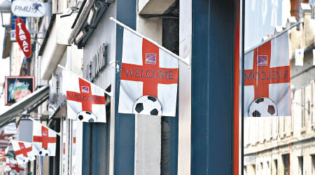 法國有商店掛起旗幟，歡迎英格蘭足球隊。