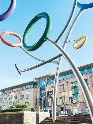 兒童醫院外豎立了一個如籃框般的雕塑。（互聯網圖片）
