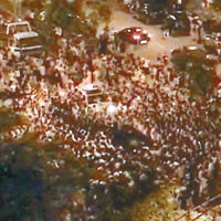 數百名群眾聚集車禍現場。（互聯網圖片）