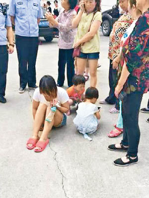網傳陝西有執法人員疑不滿孩子哭鬧，用木棍抹糞在婦人身上。（互聯網圖片）