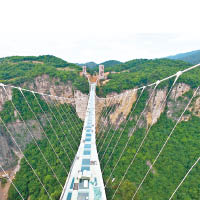 「雲天渡」號稱是全世界最長最高的玻璃橋。（資料圖片）