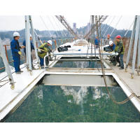 鋪設橋身的為三層夾膠玻璃，經鋼化和防滑處理。