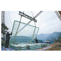 景區施工方須動用起吊裝置鋪設玻璃。