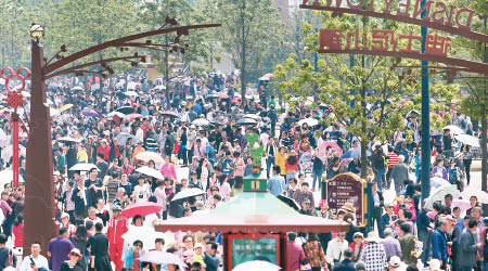 上海迪士尼試運期間，吸引大批遊客前往遊玩。（資料圖片）