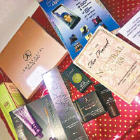 湯森遜所送的禮物盒內裝滿女友喜愛的化妝品。（互聯網圖片）
