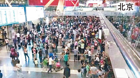 北京<br>大批旅客滯留機場。（互聯網圖片）
