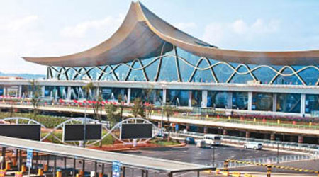 昆明長水國際機場安檢人員發現有旅客在行李中藏有氣槍及鋼珠子彈。（互聯網圖片）