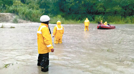消防員在楠梓仙溪下游搜索失蹤老婦。（互聯網圖片）