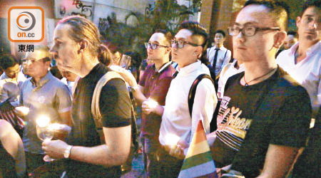 香港巿民點燃燭光悼念奧蘭多恐襲死者。（徐家浩攝）