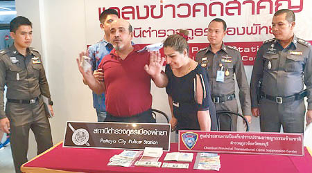 警方帶同兩名外籍疑犯與證物召開記者會。（互聯網圖片）