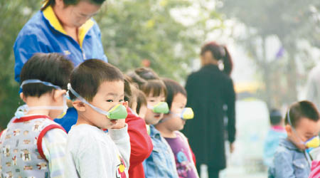 北京不時被霧霾侵襲，市民外出需戴上口罩。