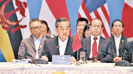 王毅（中）在中國東盟特別會議上發表講話。（中新社圖片）