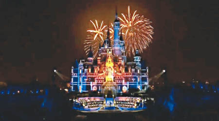上海迪士尼昨晚在室內舉行開園盛典，並有「煙花匯演」。（電視畫面）