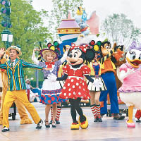 上海迪士尼舉行「米奇童話專列」主題巡遊。（中新社圖片）