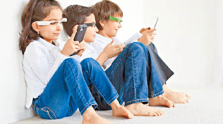 EyeForcer會偵測小孩玩手機時的坐姿。（互聯網圖片）