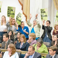 市議會通過汽水稅後場內有支持者歡呼。