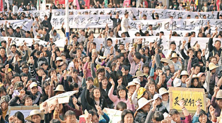 二○一一年，烏坎大批村民抗議政府私賣土地。（資料圖片）