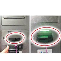插卡口加裝讀取器（左），被套上讀取磁帶訊息插卡口（右）。
