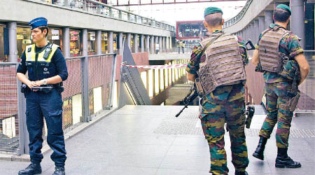 持槍警員及軍人在主要火車站巡邏。