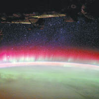 皮克返回地球前拍下多張極光照片，圖為其中一張在澳洲拍下南極光照片。（互聯網圖片）