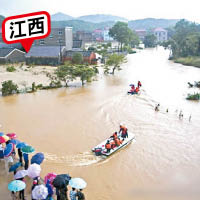 景德鎮多間房屋被淹，災民要由搜救隊救出。（互聯網圖片）