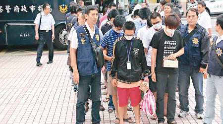 台灣被指懲處電騙犯不力。圖為台警過往押送犯人。（資料圖片）