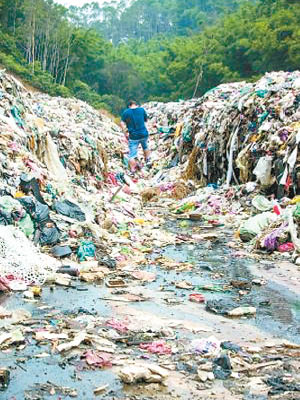 學校後山堆有約二百噸垃圾。（互聯網圖片）