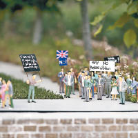 公園設計人員特意在英國國會模型旁，加上代表留歐及脫歐陣營的迷你人形公仔。