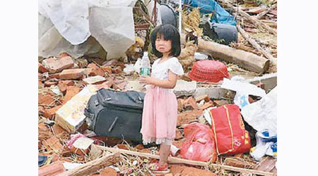 政府救災不力，災區一名小女孩在瓦礫中尋找食物。（互聯網圖片）