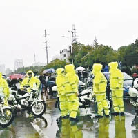 身穿雨衣的交警在場維持秩序。（互聯網圖片）