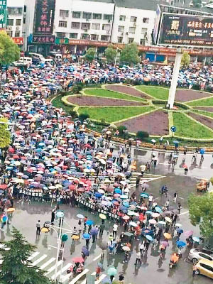 潛江上萬名民眾響應號召上街遊行。（互聯網圖片）