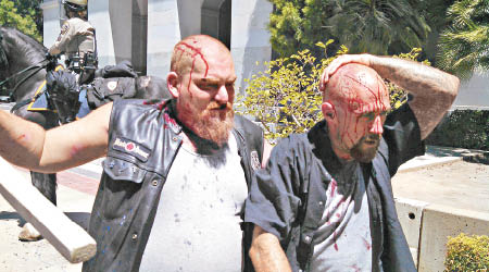 兩名男子在衝突中頭破血流。