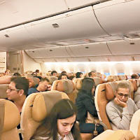 乘客在機艙內靜候機組人員安排。