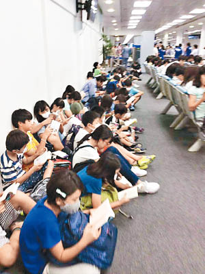 一批日本學生在清邁機場候機時集體看書。（互聯網圖片）