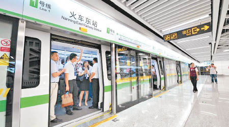 深圳地鐵十一號線前日試運，吸引數萬人試搭。（互聯網圖片）