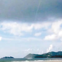 上川島的龍捲風最終登陸沙灘消失。（電視畫面）