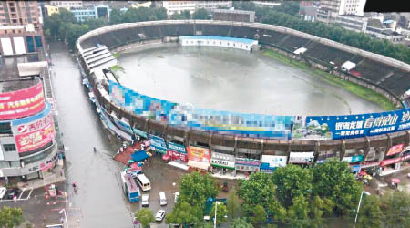 湖北鄂州市的明堂體育場變成「大浴盆」。（互聯網圖片）