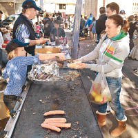新南威爾士省有選民在票站外買熱狗腸一應傳統。